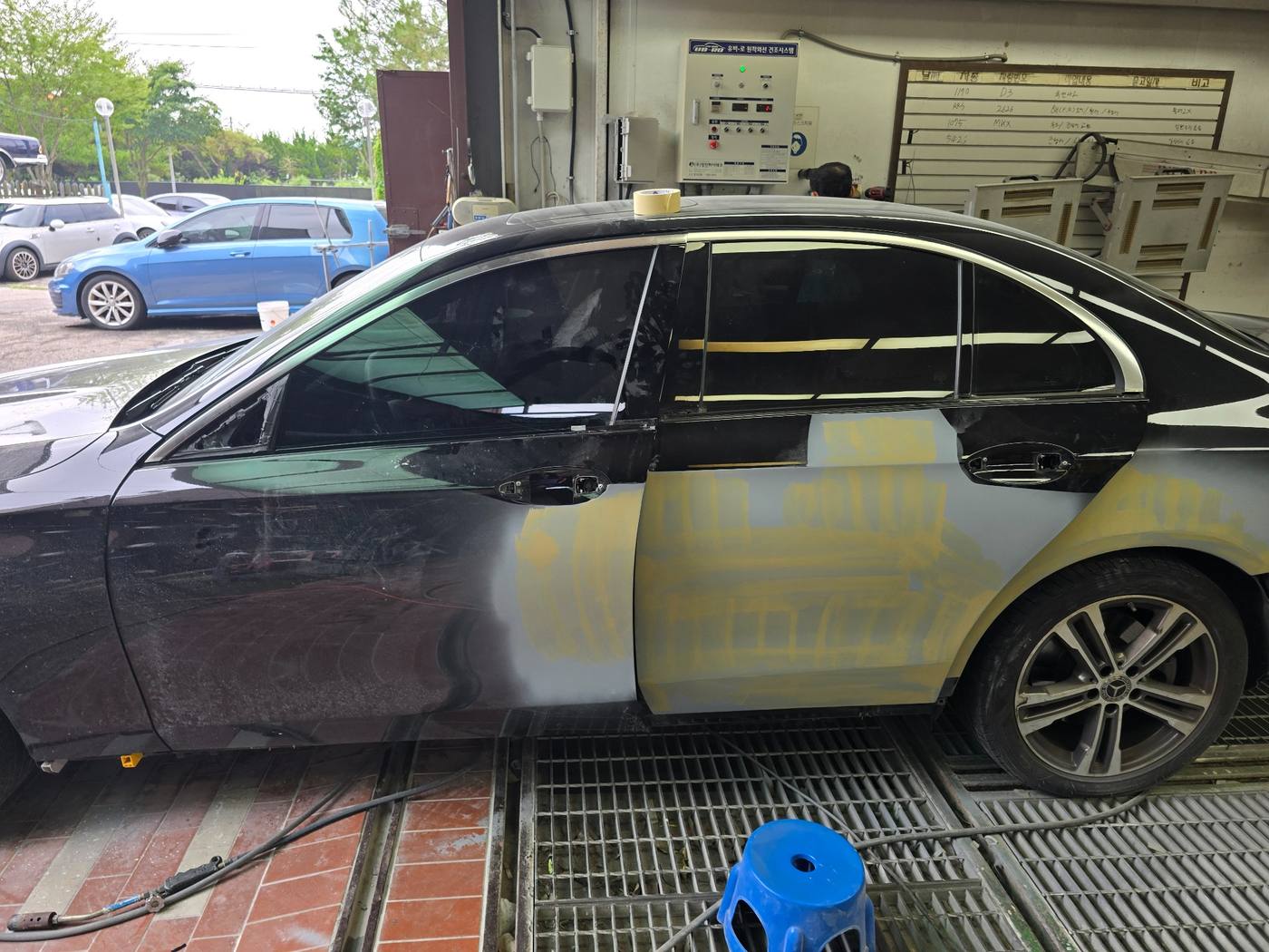 벤츠 E350 도어 뒤휀더 퍼티 샌딩 면정리