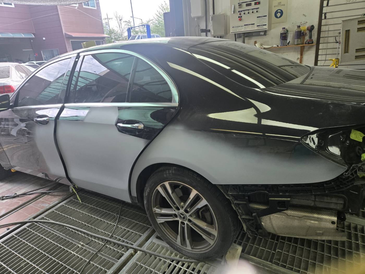 벤츠 E350 도어 뒤휀더 서페이서 도장 전처리